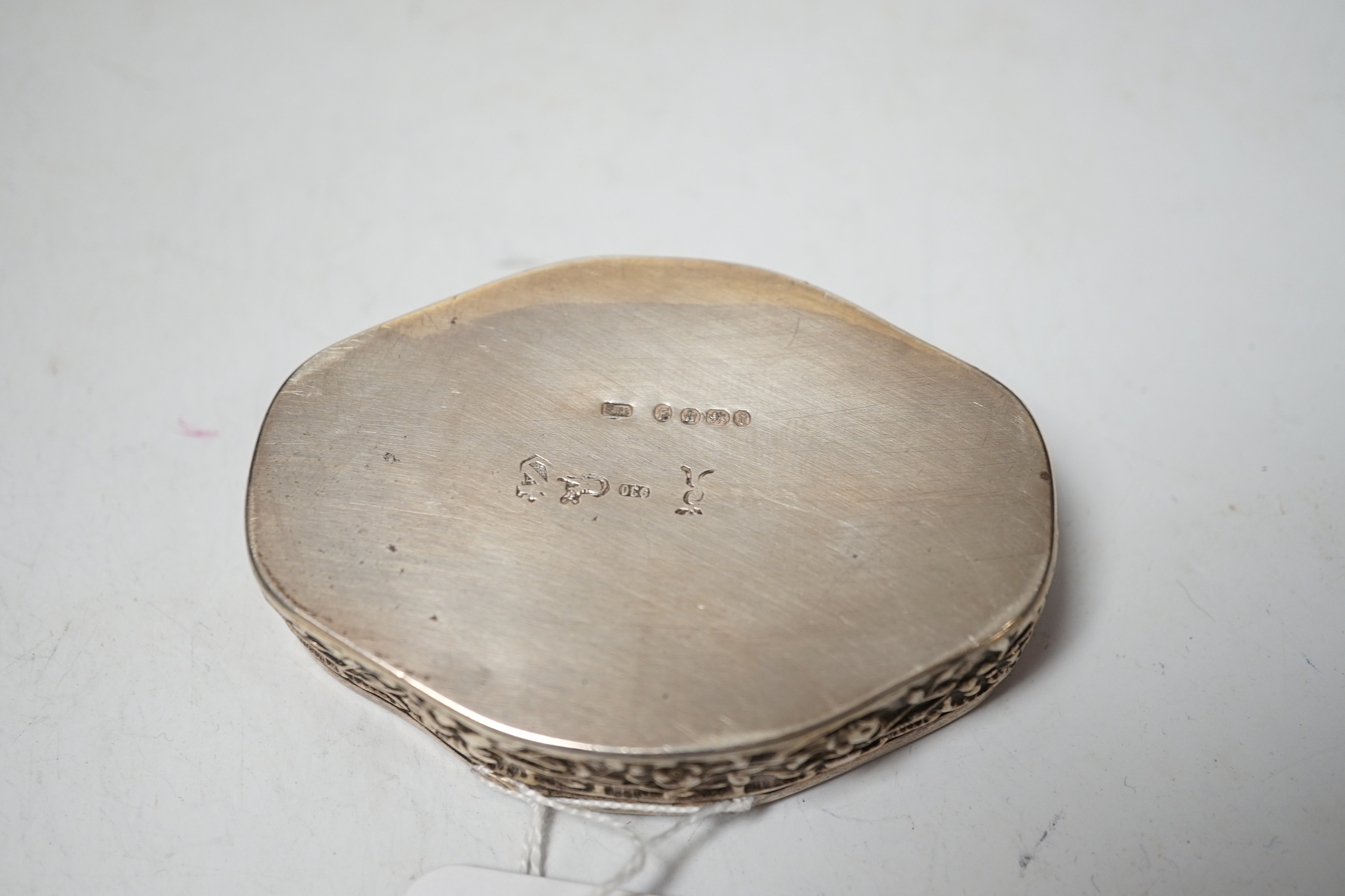 A late 19th century silver Hanau oval snuff box, import marks for Sheffield, 1896, 81mm.